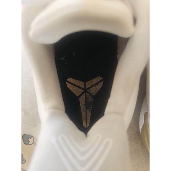 52425-107 Nike Kobe A.D. White/Metallic Gold Big Stage Size 9 - Picture 12 of 16